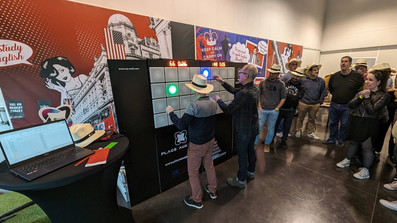 Participants autour du mur interactif lors d'un événement