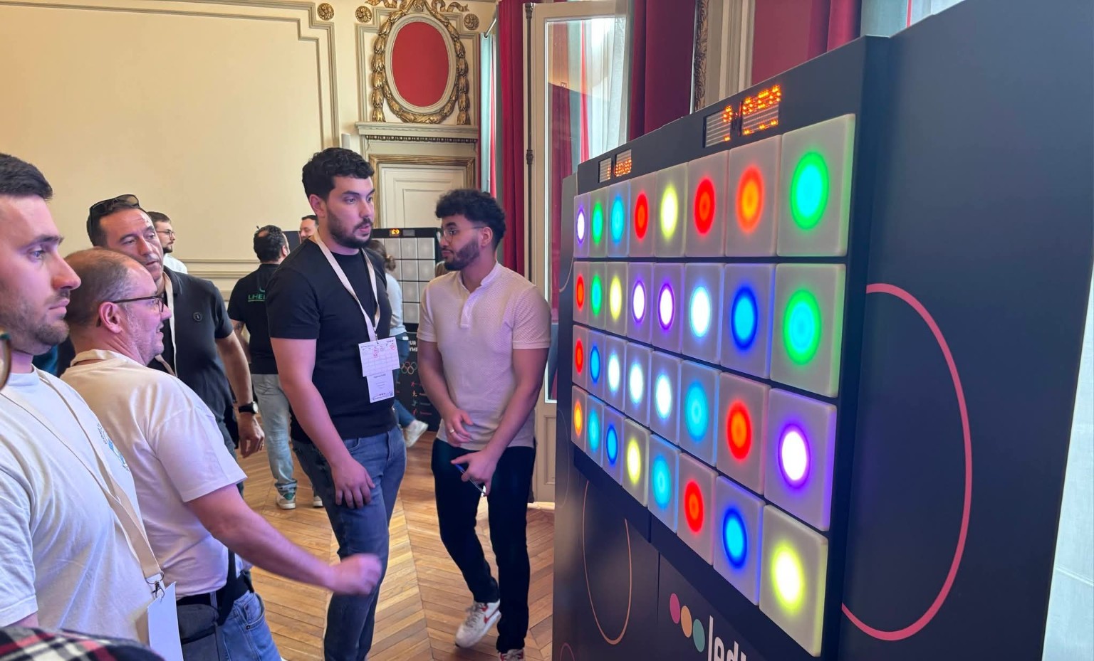 Participants en groupe autour du mur interactif