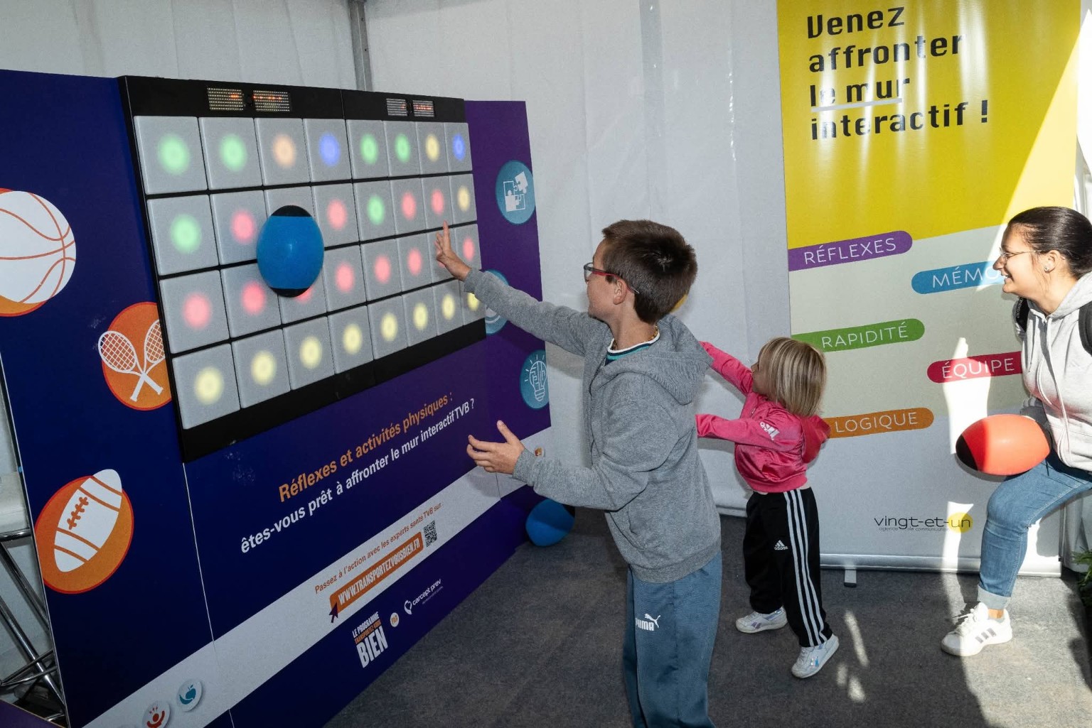 Enfants et famille utilisant le mur interactif IMPACTO