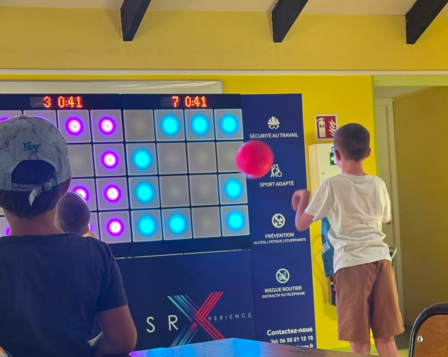 Challenge sportif enfant avec le mur interactif IMPACTO