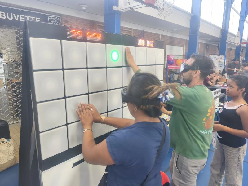 Participants lors d'une animation IMPACTO Risque Routier autour du mur interactif